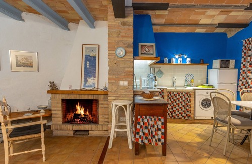 Orriols Villa | Casa Vermella i Blava: Rural House with Shared Garden and Wi-Fi in Orriols