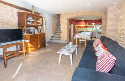 Orriols Villa | Casa Vermella i Blava: Rural House with Shared Garden and Wi-Fi in Orriols