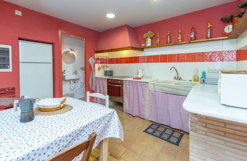 Orriols Villa | Casa Vermella i Blava: Rural House with Shared Garden and Wi-Fi in Orriols