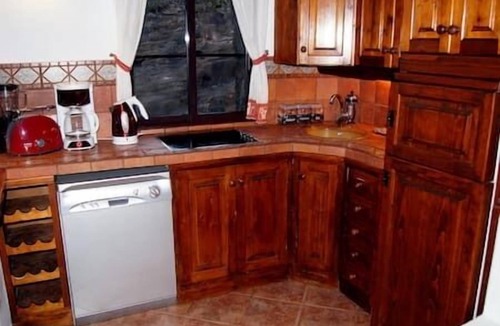 Macher Villa | Castillo Bentley - Sleep in a volcanic cave - Pet friendly, Castillo 2 - Sleep in a Volcanic Cave
