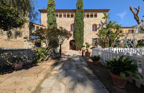 Cabrils Villa | Castillo Meng