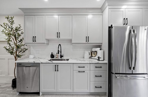 Bowmanville House | Castle in Bowman*Close to Port Darlington*Whole House*Arcade*King Bed*Backyard*