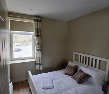 Dumbarton Apartment | Castle View 3 bedroom with garden