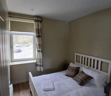 Dumbarton Apartment | Castle View 3 bedroom with garden