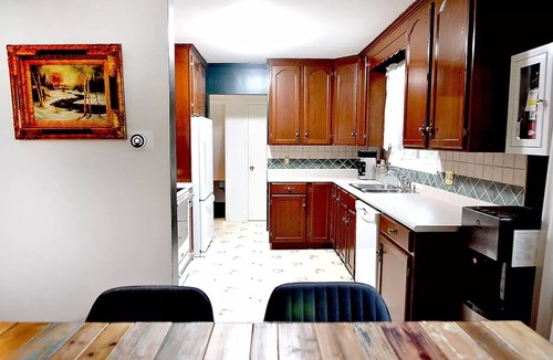 Historic Old Town House | Cellar House NOTL - Entire Home in the Heart of Niagara-on-the-Lake