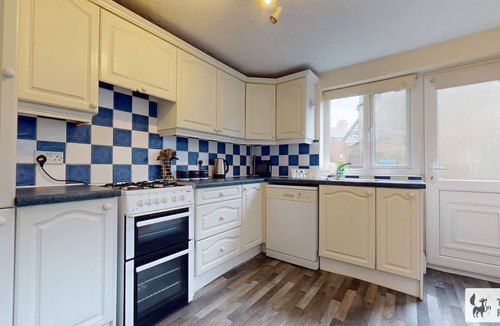 Cleethorpes House | Central 5 Bedroom House with Parking
