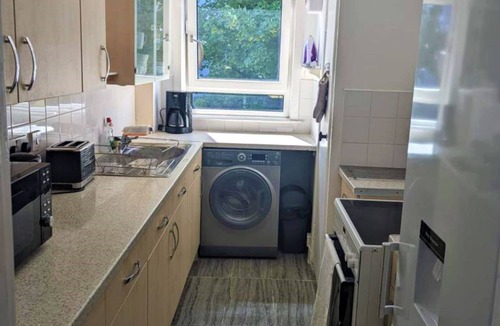 Greenock Apartment | Central 1-Bed Apt, Sleeps 4, 5 mins to Station