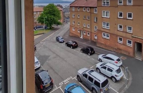 Greenock Apartment | Central 1-Bed Apt, Sleeps 4, 5 mins to Station