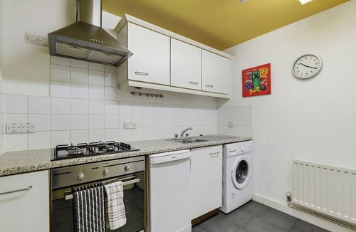 Clerkenwell Apartment | Central 1BR Full Bath near Farringdon for 4