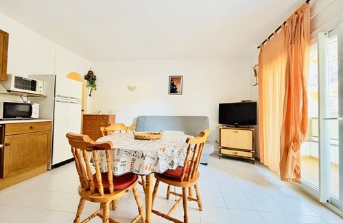 Roses Town Center Apartment | Central apartment with terrace and parking in Ciutadella