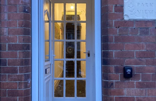 Doncaster House | Central Doncaster 5BED 3BATH ParkView Mansion