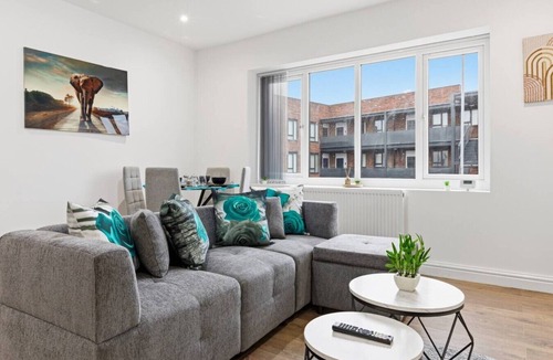 Offerton Apartment | Central | FREE parking | Connections to Manchester