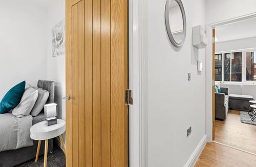 Offerton Apartment | Central | FREE parking | Connections to Manchester