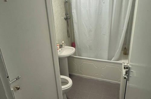East End Apartment | Central Glasgow Green, Bridgeton +KITCHEN LIVING WASHER/LAUNDRY near bus train