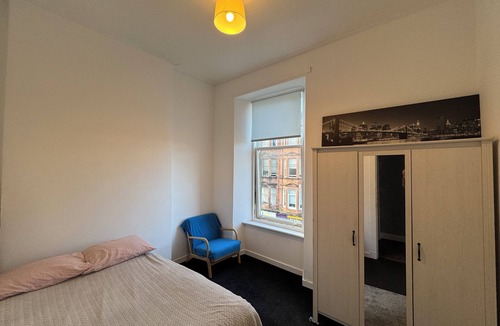 East End Apartment | Central Glasgow Green, Bridgeton +KITCHEN LIVING WASHER/LAUNDRY near bus train