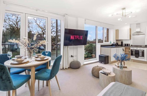 Hemel Hempstead Apartment | Central Hemel 2-Bed Flat with Secure Parking