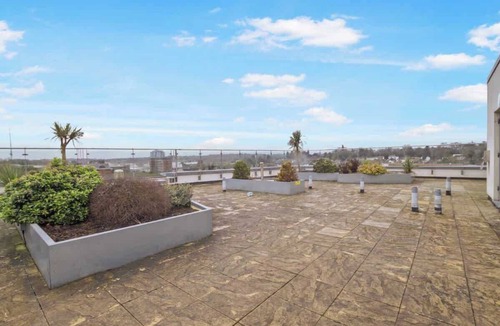 Hemel Hempstead Apartment | Central Hemel 2-Bed Flat with Secure Parking