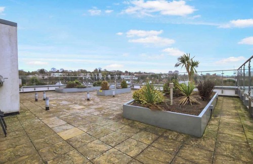 Hemel Hempstead Apartment | Central Hemel 2-Bed Flat with Secure Parking
