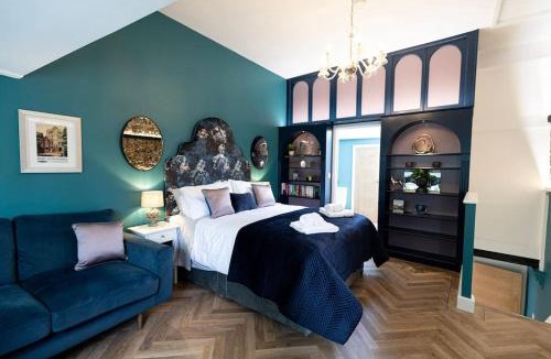 Bury St Edmunds Apartment | Central Medieval Grid Unique home with Gated parking