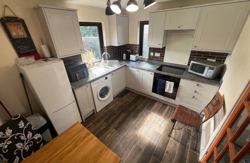 Milton Keynes House | Central MK 2BR Comfy Home, WiFi & Driveway – Corporate Ready | Webbhill Stays