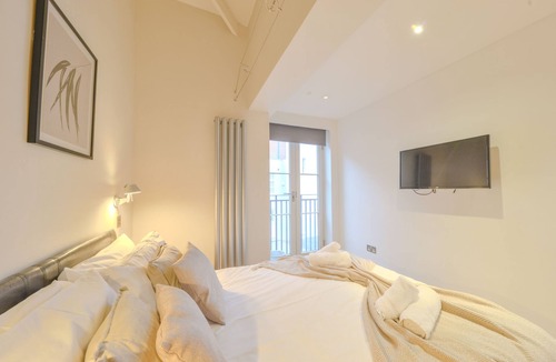 St Albans Apartment | Central Modern 2 Bed With Parking