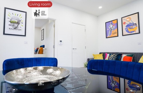 Stevenage Apartment | Central Modern 2 Bedroom Apartment with Gym and Parking