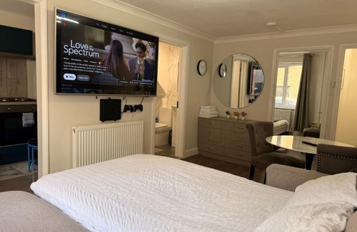 Luton Apartment | Central Retreat - 2 Min to Luton Interchange & Town Centre