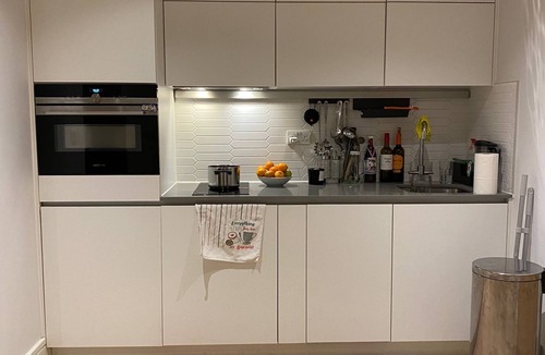 Loxford Apartment | Centrally Located, Mordern Studio Apartment