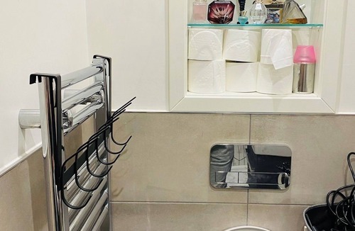 Loxford Apartment | Centrally Located, Mordern Studio Apartment