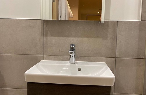 Loxford Apartment | Centrally Located, Mordern Studio Apartment