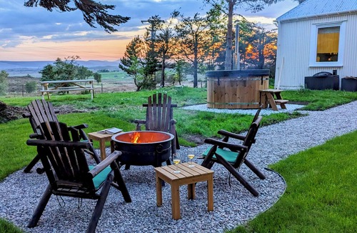 Lairg Cottage | CHALLENGER BOTHY, pet friendly, character holiday cottage in Lairg