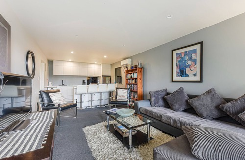 Moetapu Bay House | Champagne Tui - Moetapu Bay Holiday Home
