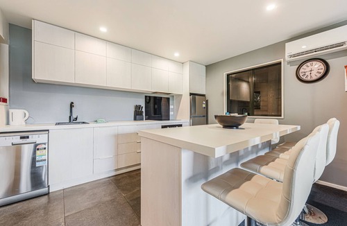 Moetapu Bay House | Champagne Tui - Moetapu Bay Holiday Home