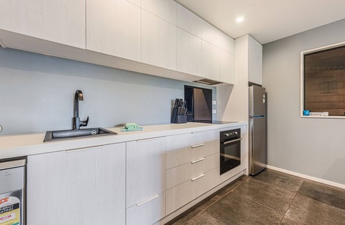 Moetapu Bay House | Champagne Tui - Moetapu Bay Holiday Home