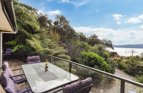 Moetapu Bay House | Champagne Tui - Moetapu Bay Holiday Home