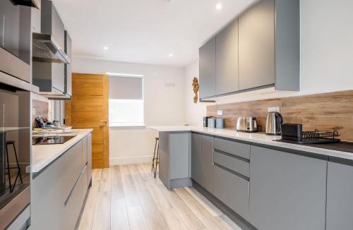 Poole House | Charlotte Cottage - Minutes from Poole Park, with Feature Log Burner
