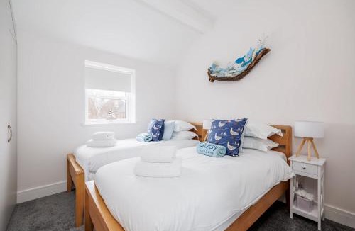 Poole House | Charlotte Cottage - Minutes from Poole Park, with Feature Log Burner