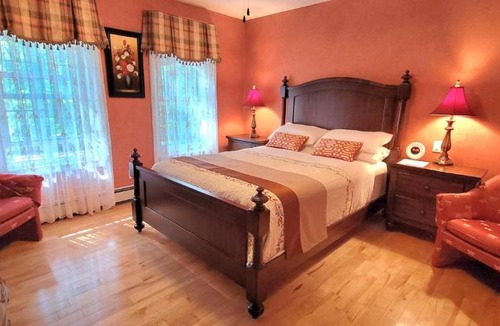 Niagara-on-the-Lake Bed & Breakfast | Charlotte Garden Bed and Breakfast