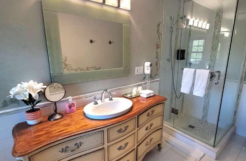 Niagara-on-the-Lake Bed & Breakfast | Charlotte Garden Bed and Breakfast