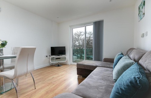 Grange Apartment | Charming 1Bed Flat with Private Balcony, Super Double Bed, Free Allocated Parking, and Easy Access to Tube & Central London
