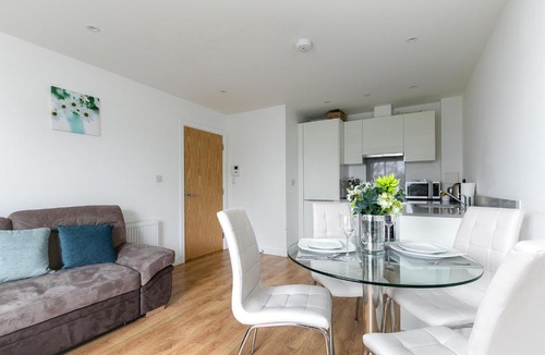 Grange Apartment | Charming 1Bed Flat with Private Balcony, Super Double Bed, Free Allocated Parking, and Easy Access to Tube & Central London