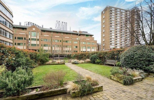 St Luke's Apartment | Charming 2-Bedroom Apartment in London