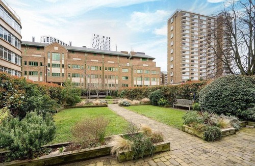 St Luke's Apartment | Charming 2-Bedroom Apartment in London