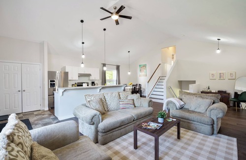 Fenelon Falls Apartment | Charming 2Bdrm Stay in the Hear of Fenelon Falls | Walk to Lake Cameron