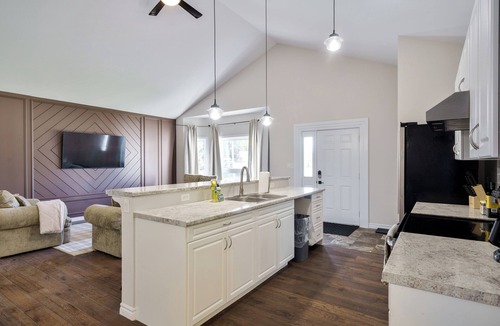 Fenelon Falls Apartment | Charming 2Bdrm Stay in the Hear of Fenelon Falls | Walk to Lake Cameron