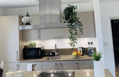 Boleyn Apartment | Charming 3-Bed Apartment in London