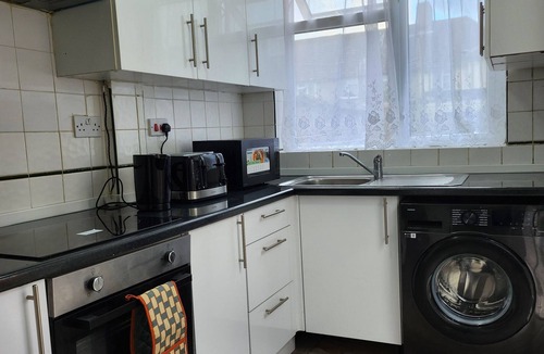 Goresbrook House | Charming 3-Bedroom House Rental in Greater London