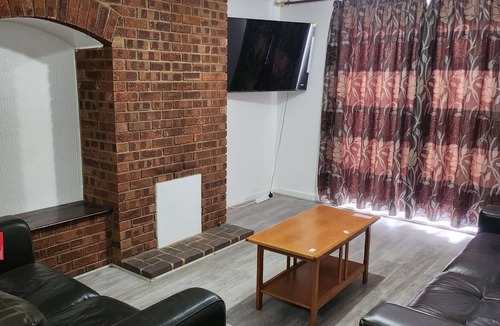 Goresbrook House | Charming 3-Bedroom House Rental in Greater London