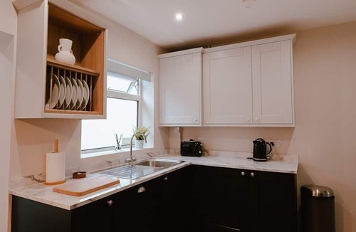 Pontefract House | Charming 3 Bedroom Townhouse - Centrally Located