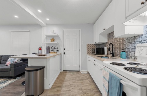 Crystal Beach House | Charming 3-Bedroom House with WiFi, AC & Hot Tub in Brilliant Crystal Beach